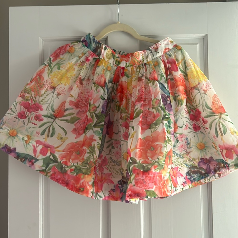 Never worn cute mini skirt! Full of color and great for spring or summer!